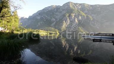 早上令人惊叹的博欣吉湖。 在朱利安阿尔卑斯山脉的博欣吉山谷中，有鱼和<strong>绚丽</strong>的景观，和<strong>绚丽</strong>的景观